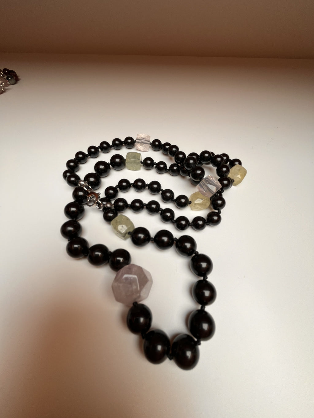 Collana lunga di Tormalina nera 8mm e Quarzo irregolare. Alta qualità