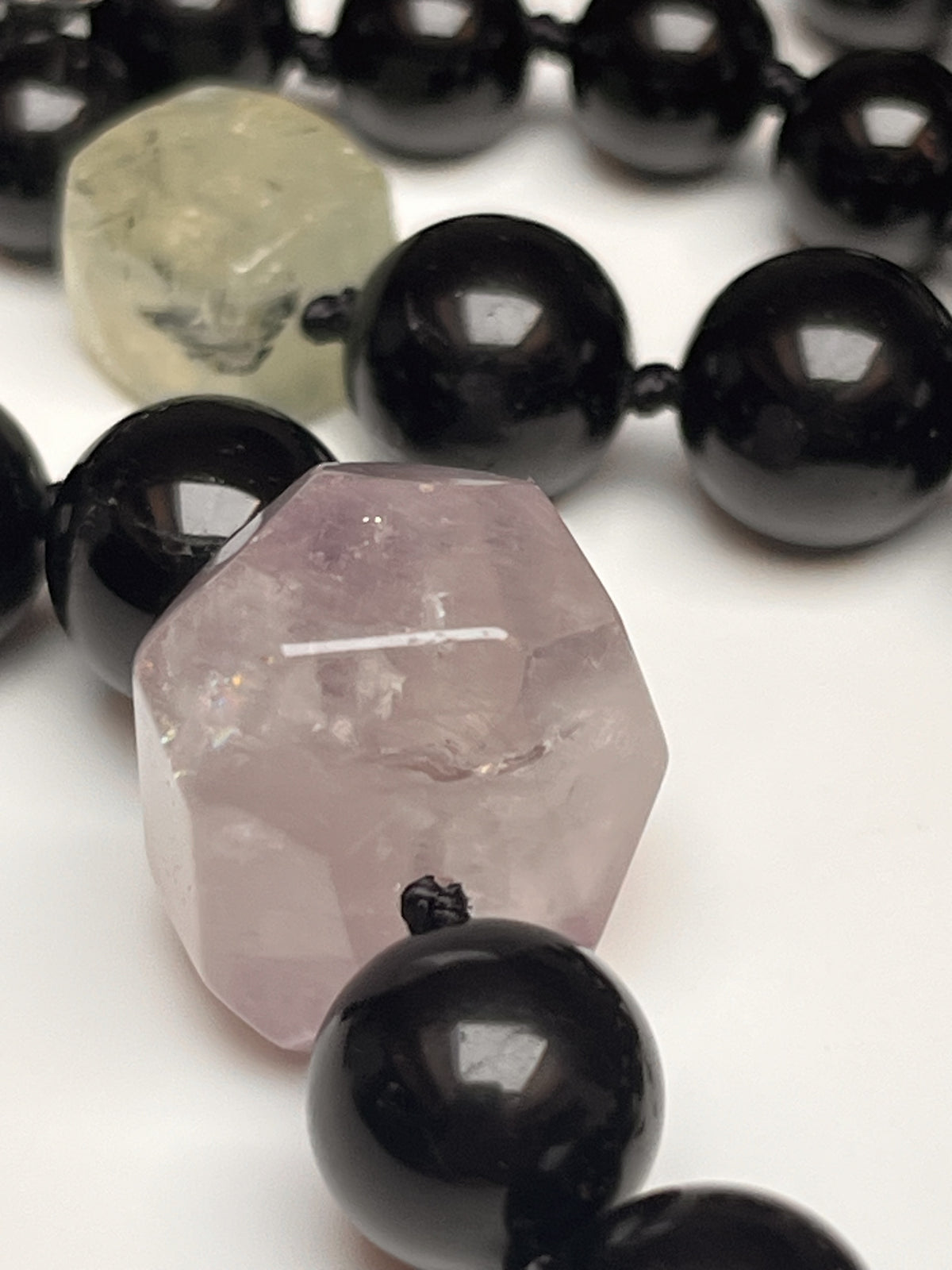 Collana lunga di Tormalina nera 8mm e Quarzo irregolare. Alta qualità