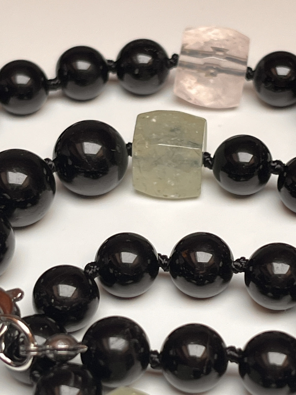 Collana lunga di Tormalina nera 8mm e Quarzo irregolare. Alta qualità