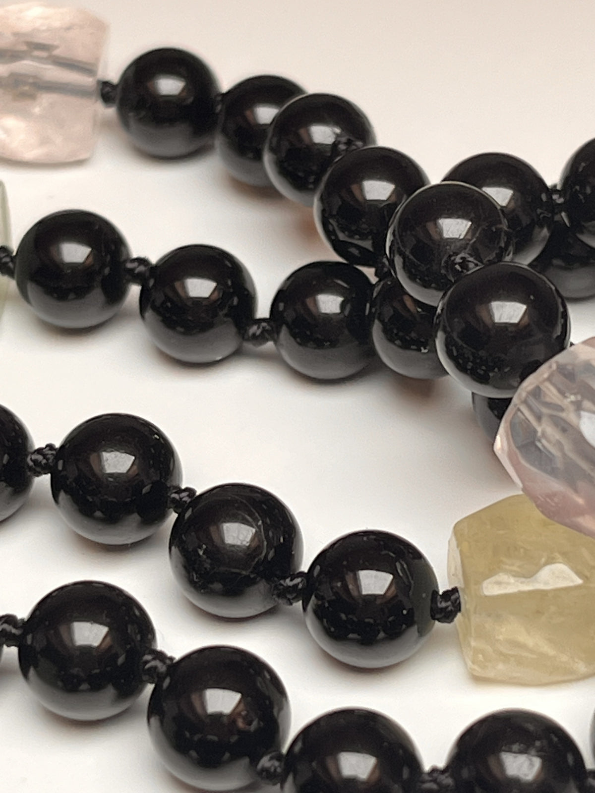 Collana lunga di Tormalina nera 8mm e Quarzo irregolare. Alta qualità