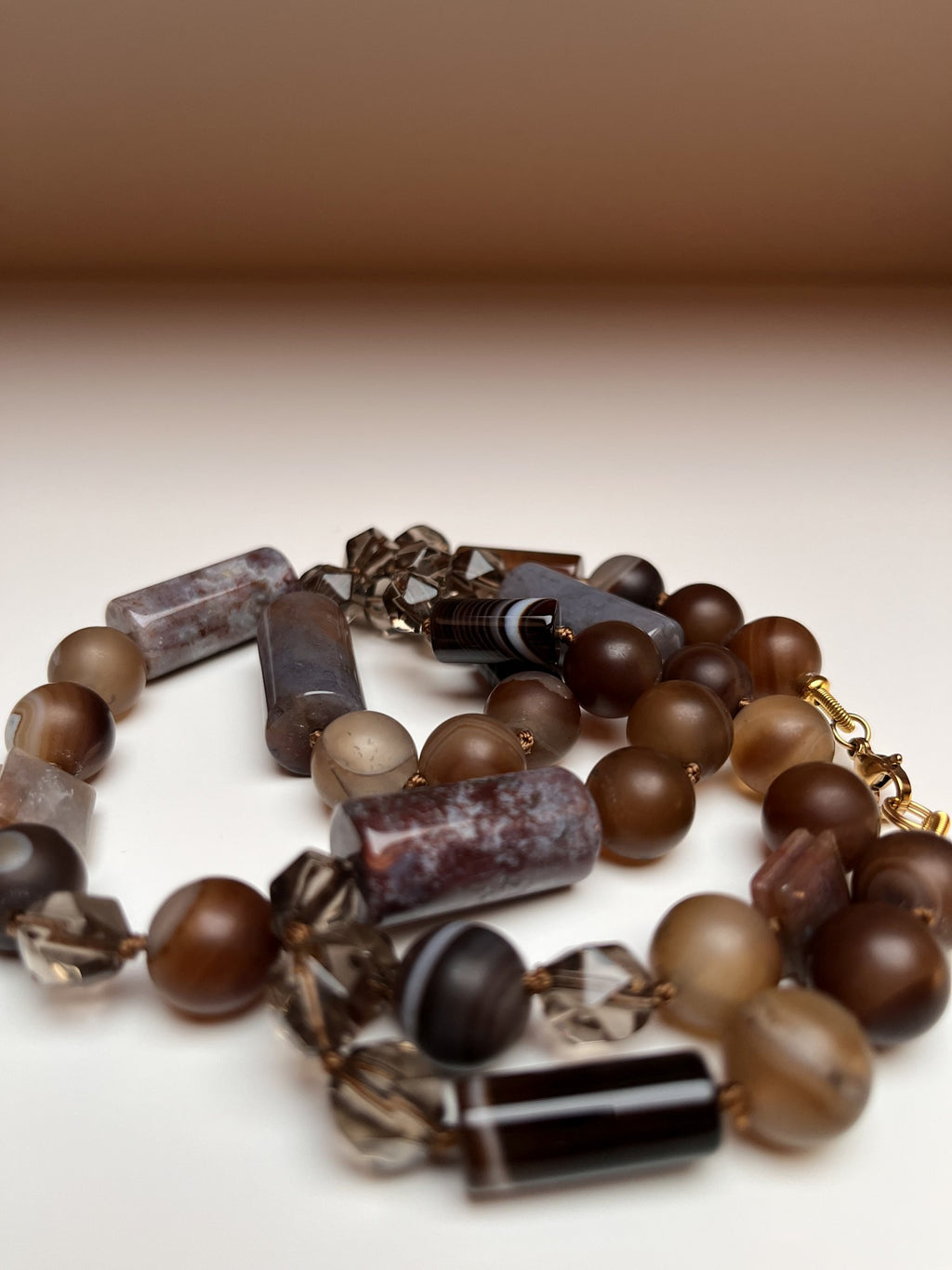 Collana con pietre dure di Agata e Quarzo.