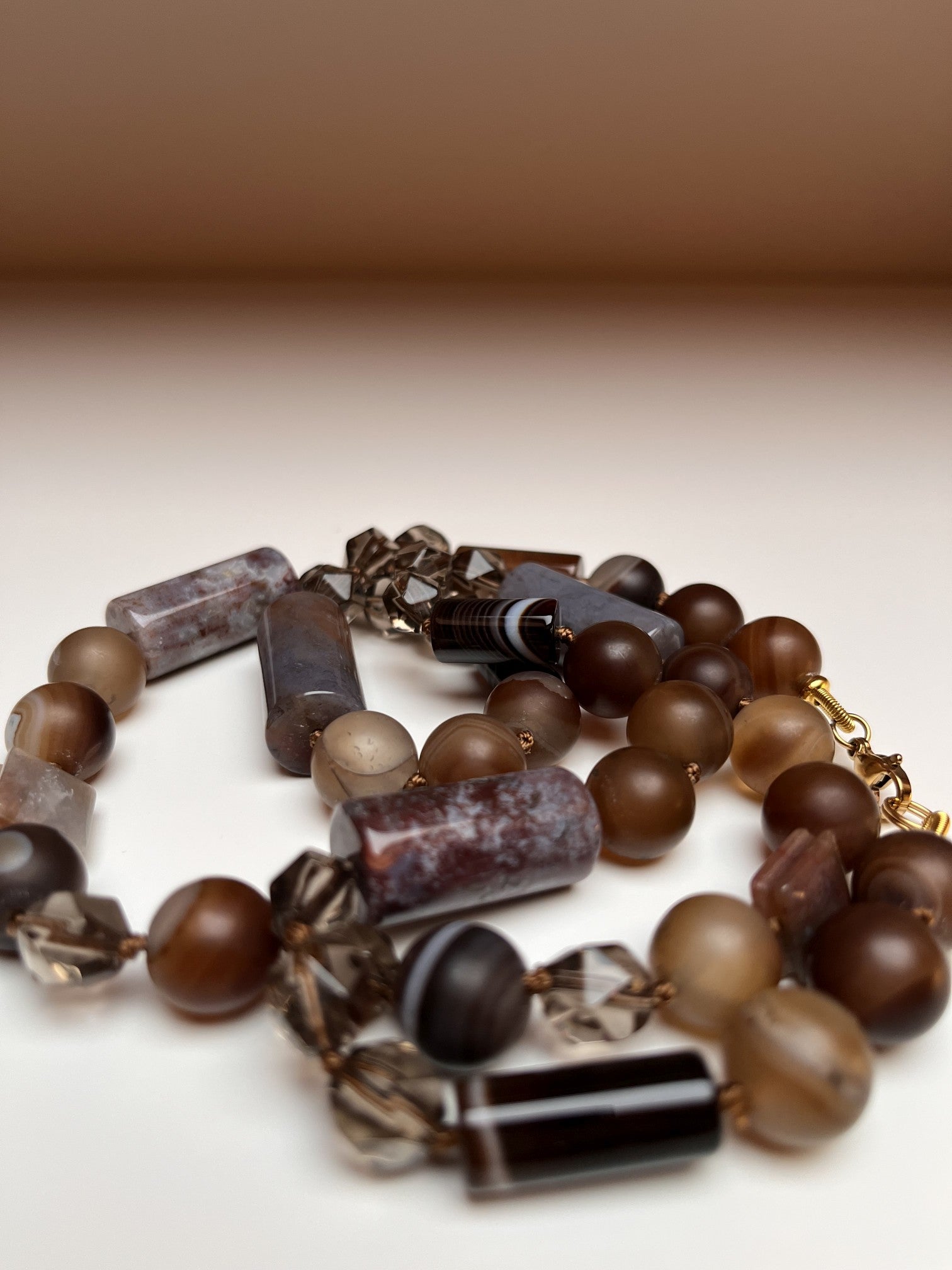 Collana con pietre dure di Agata e Quarzo.