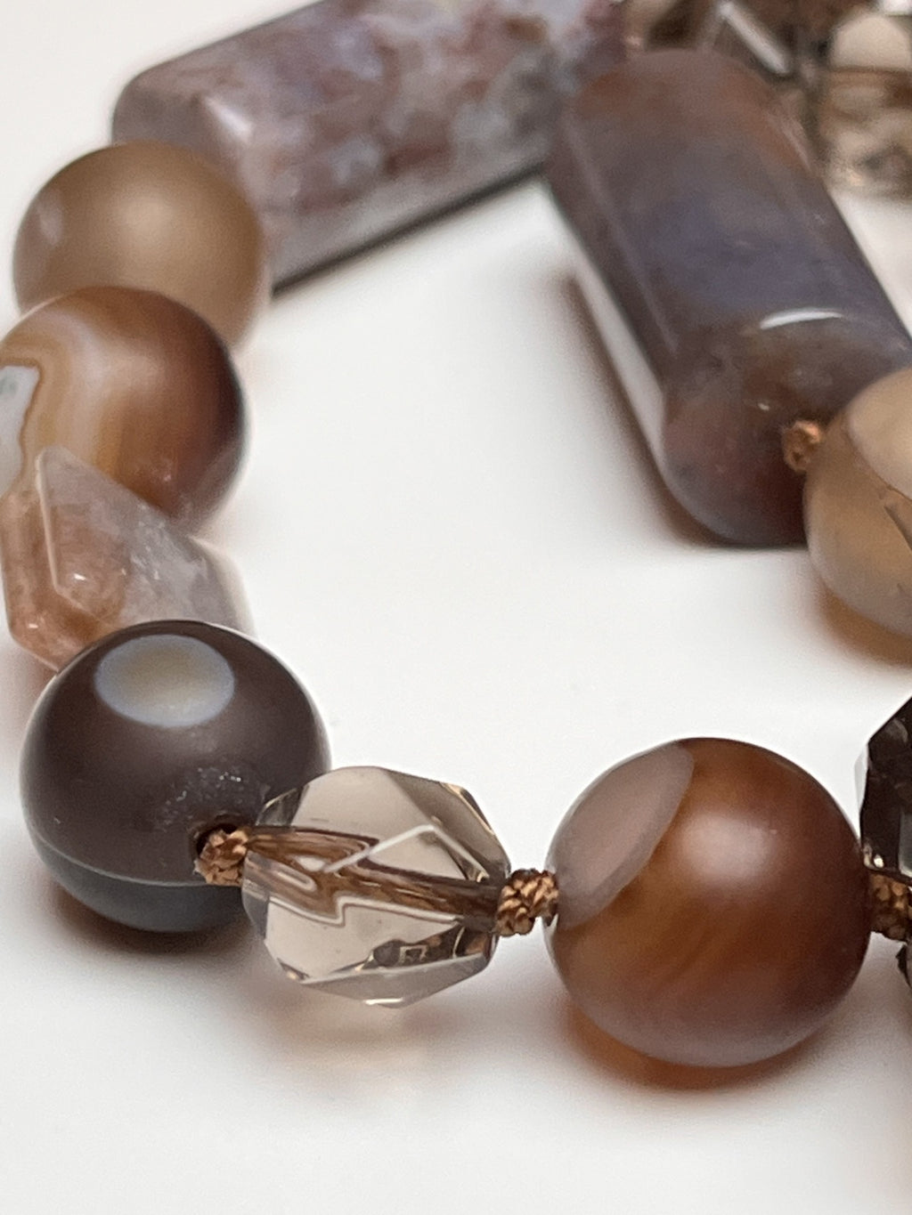 Collana con pietre dure di Agata e Quarzo.