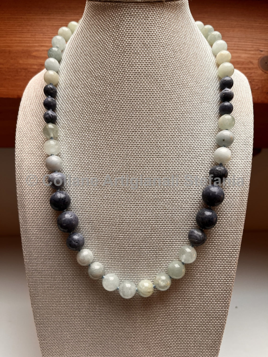 Collana con pietre dure di Berylite e Corallo blu.