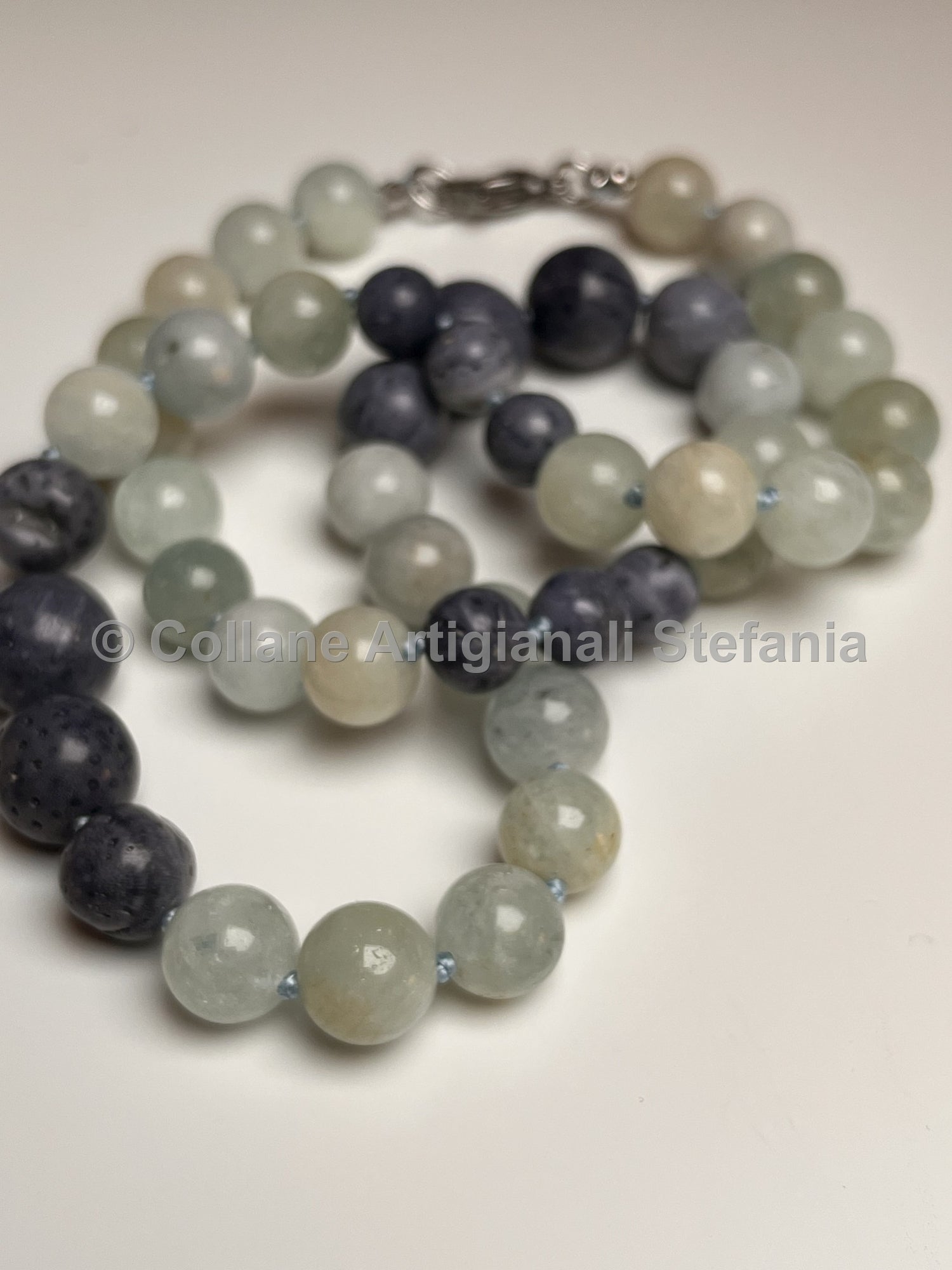 Collana con pietre dure di Berylite e Corallo blu.
