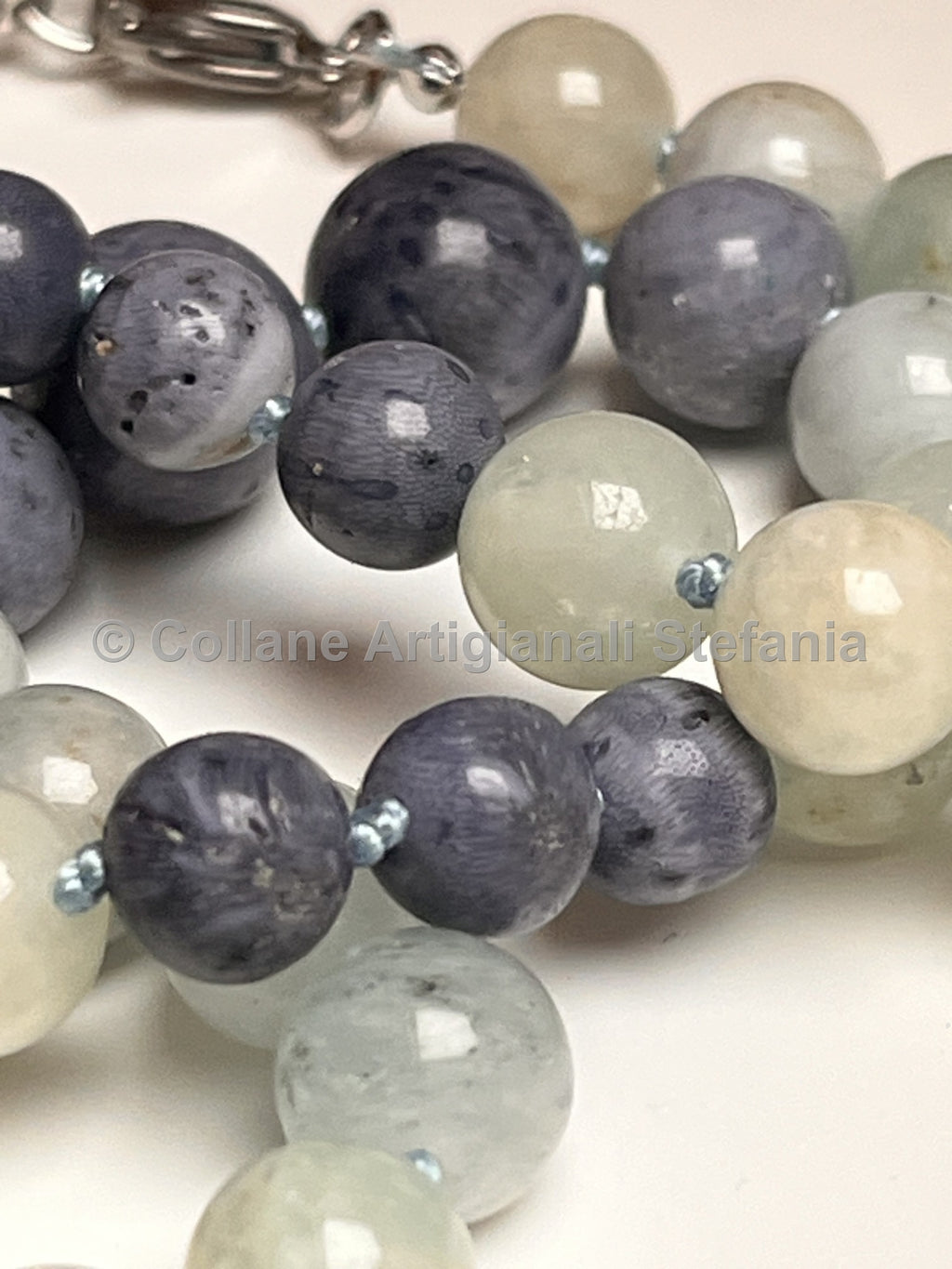 Collana con pietre dure di Berylite e Corallo blu.