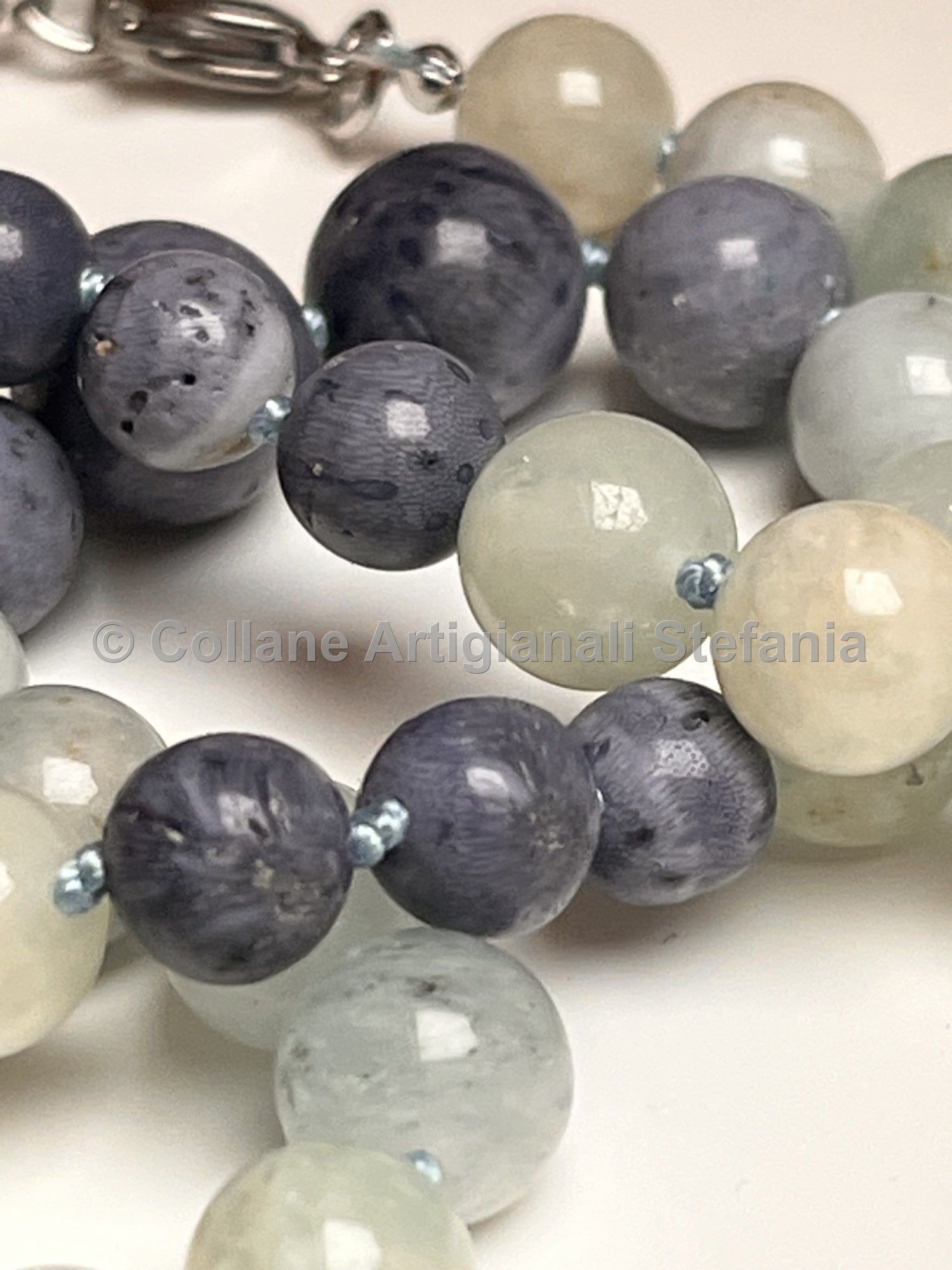 Collana con pietre dure di Berylite e Corallo blu.