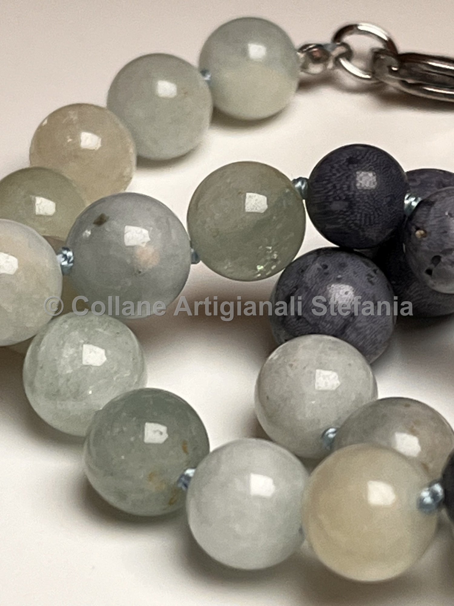 Collana con pietre dure di Berylite e Corallo blu.