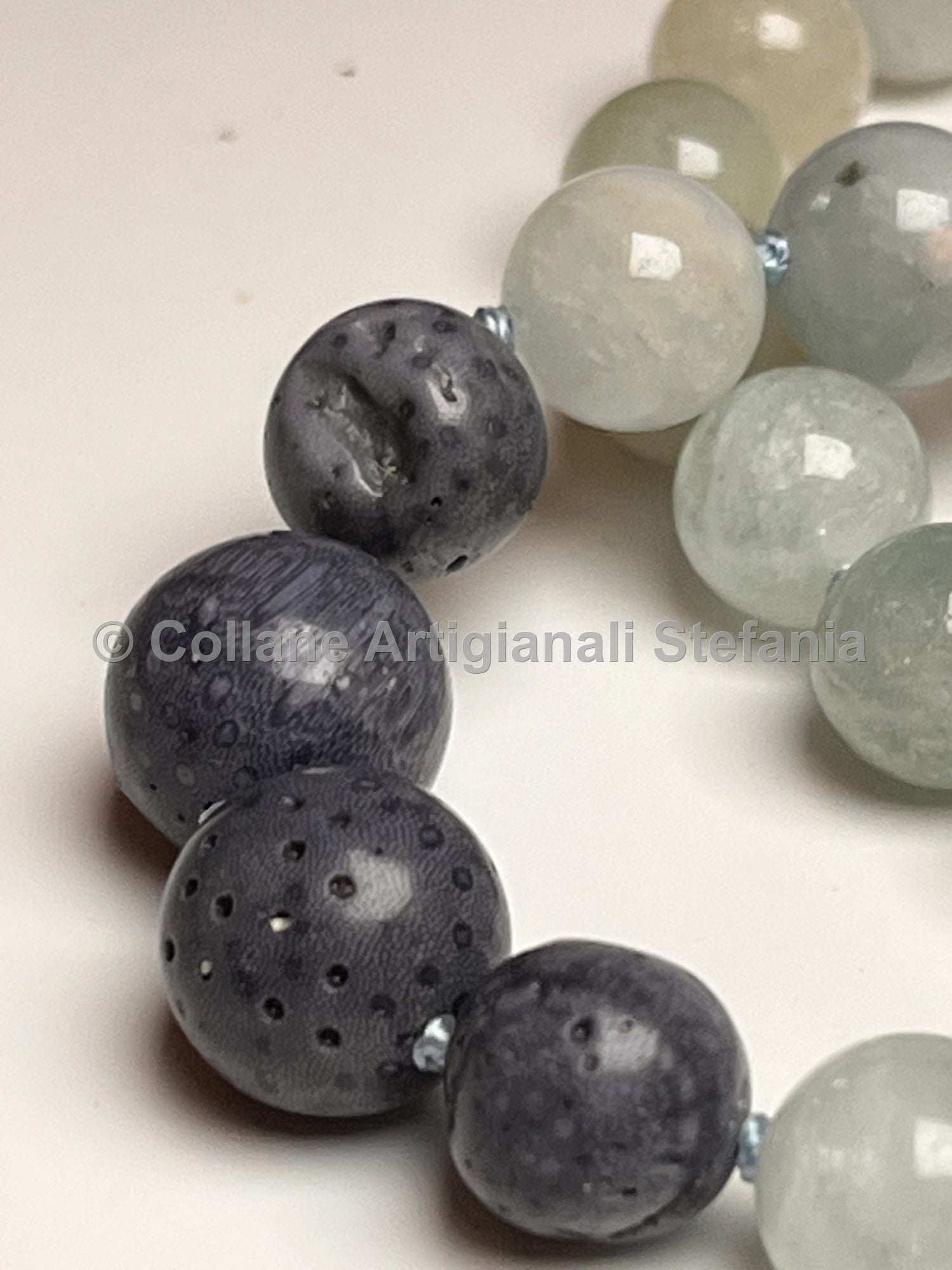 Collana con pietre dure di Berylite e Corallo blu.