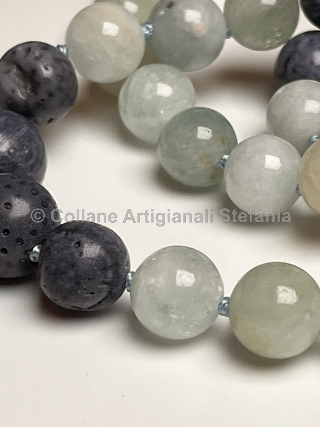 Collana con pietre dure di Berylite e Corallo blu.