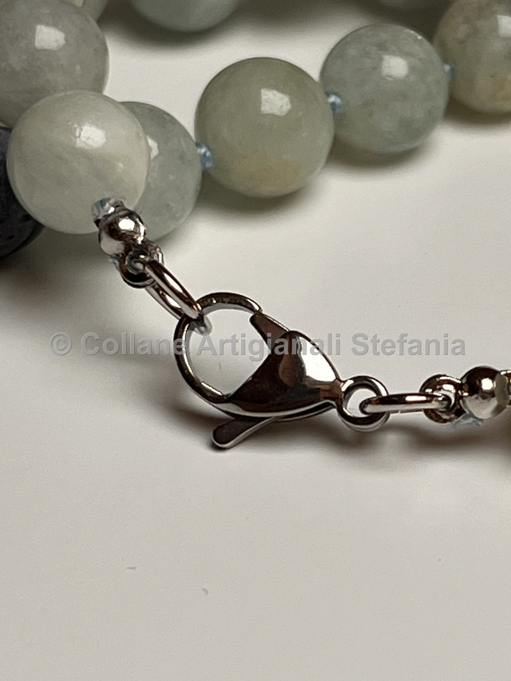 Collana con pietre dure di Berylite e Corallo blu.