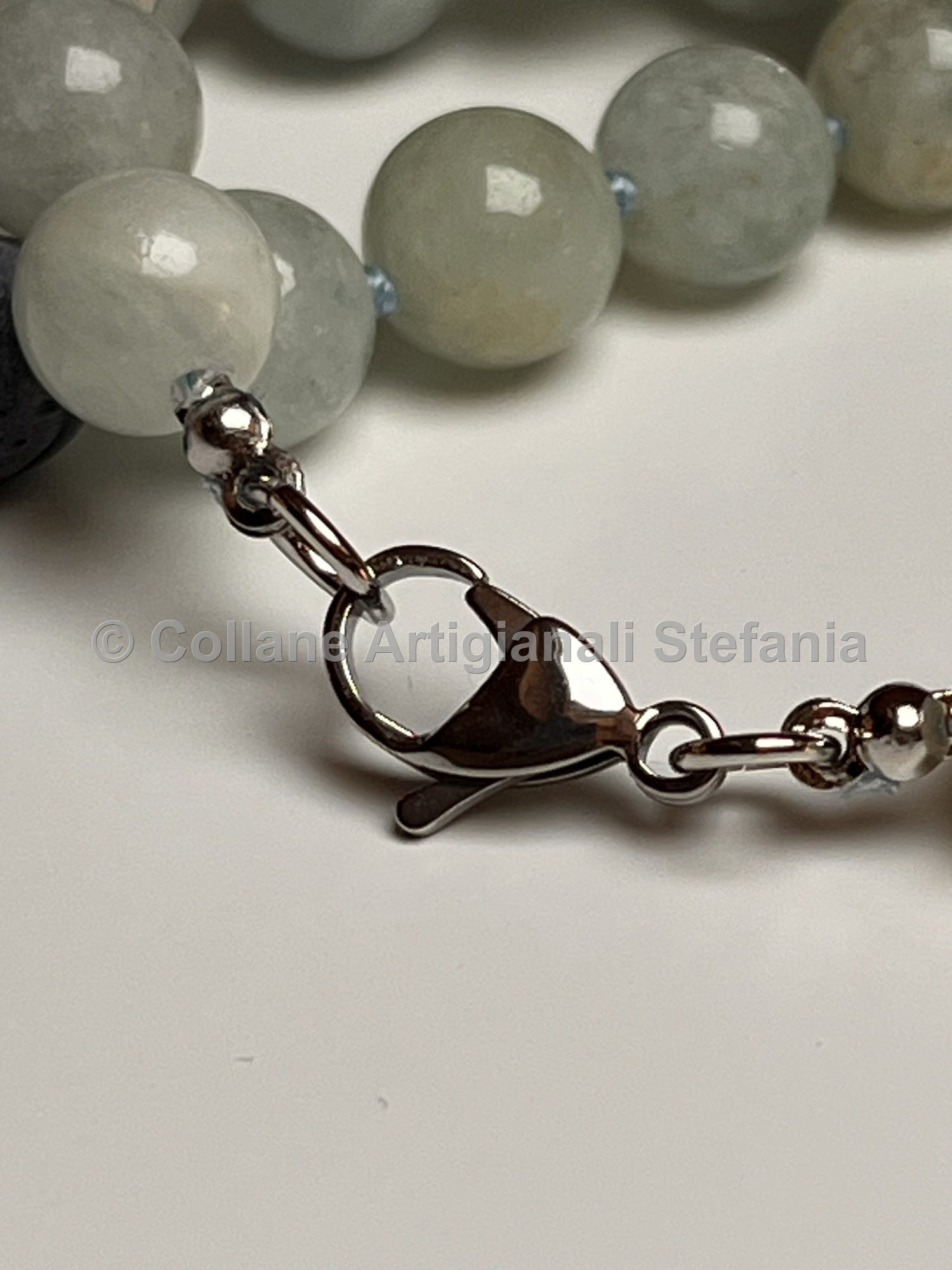Collana con pietre dure di Berylite e Corallo blu.