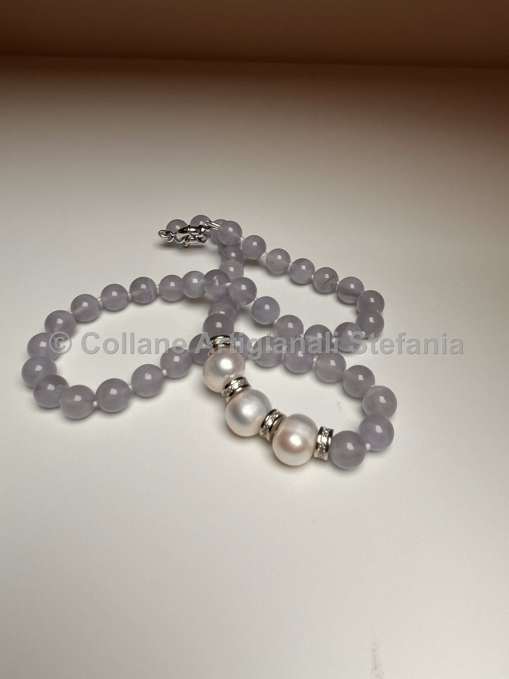 Collana con pietre dure di Agata Blu lace di eccellente qualità.