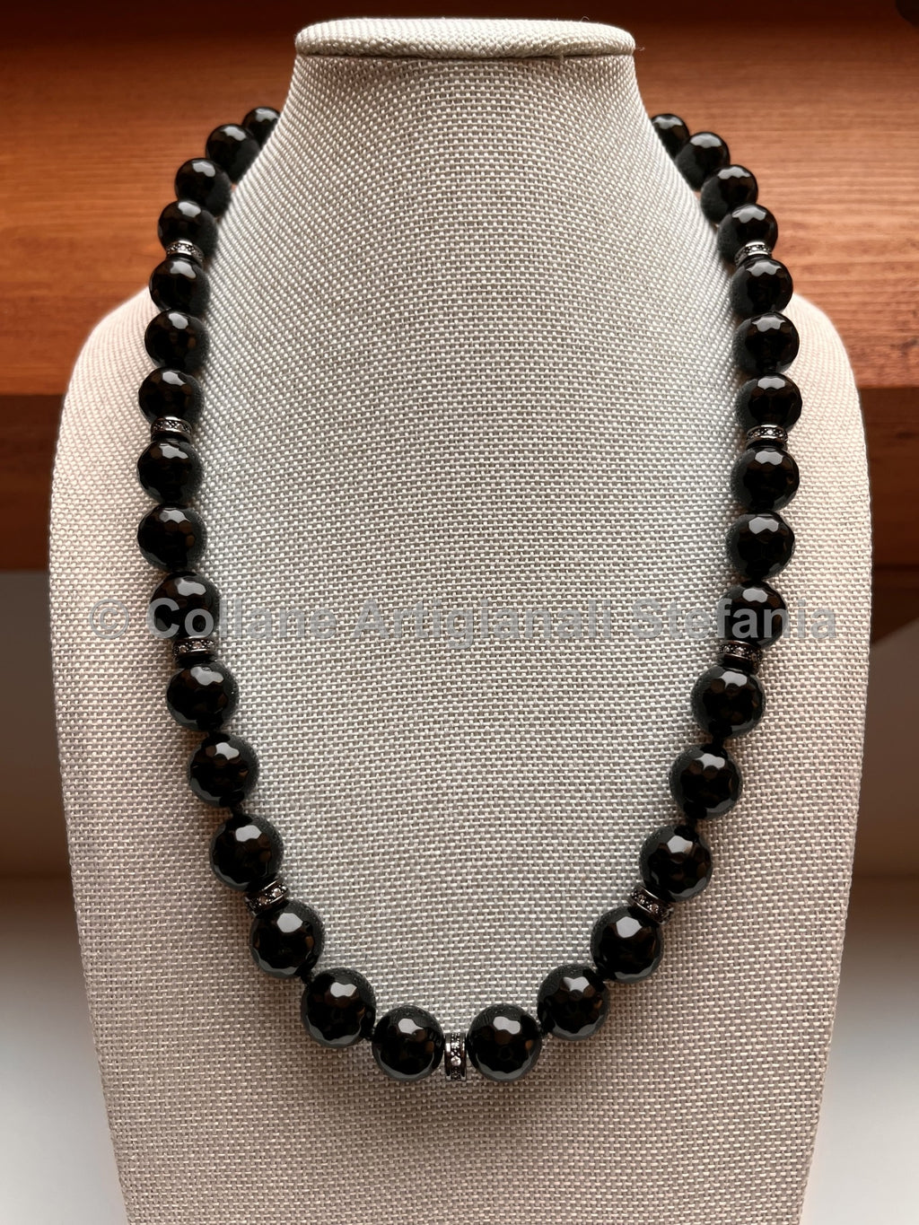 Collana con pietre dure di Onice nero di qualità.