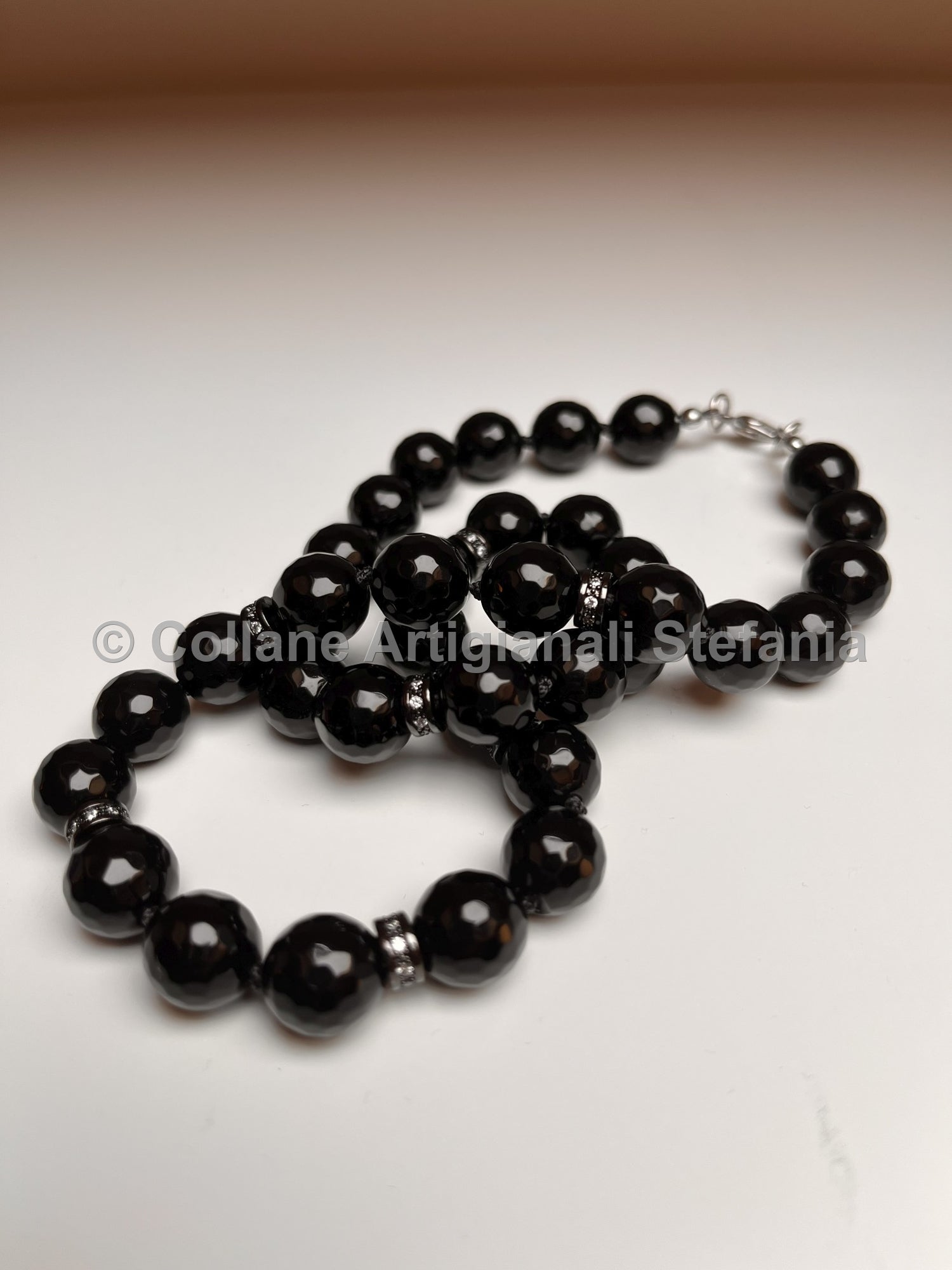 Collana con pietre dure di Onice nero di qualità.