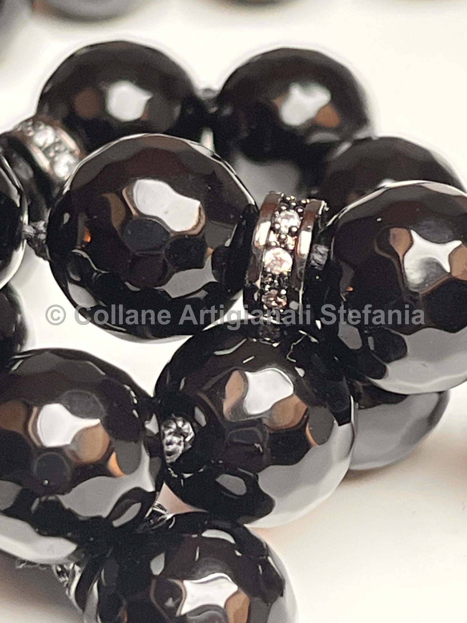Collana con pietre dure di Onice nero di qualità.