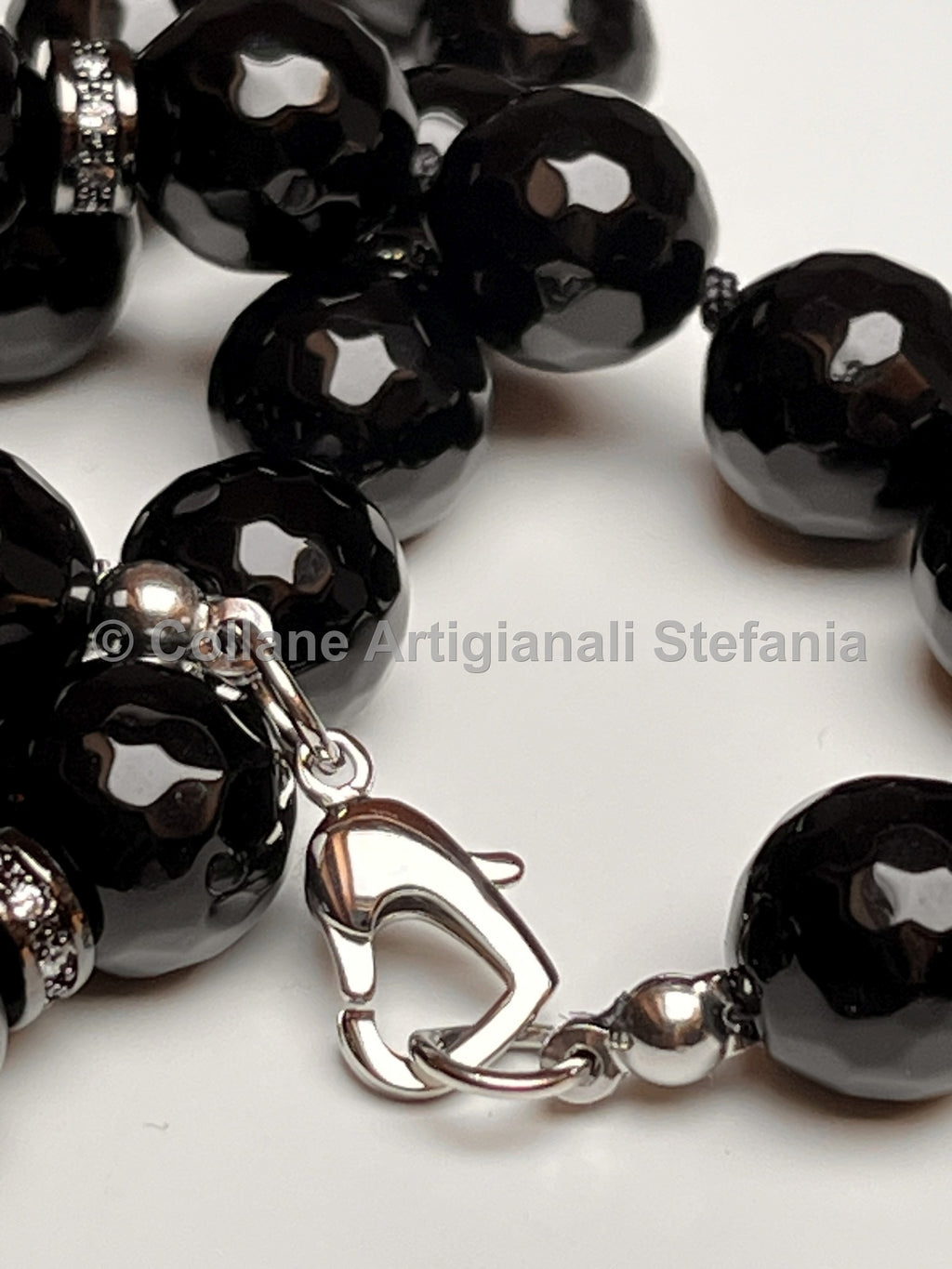 Collana con pietre dure di Onice nero di qualità.
