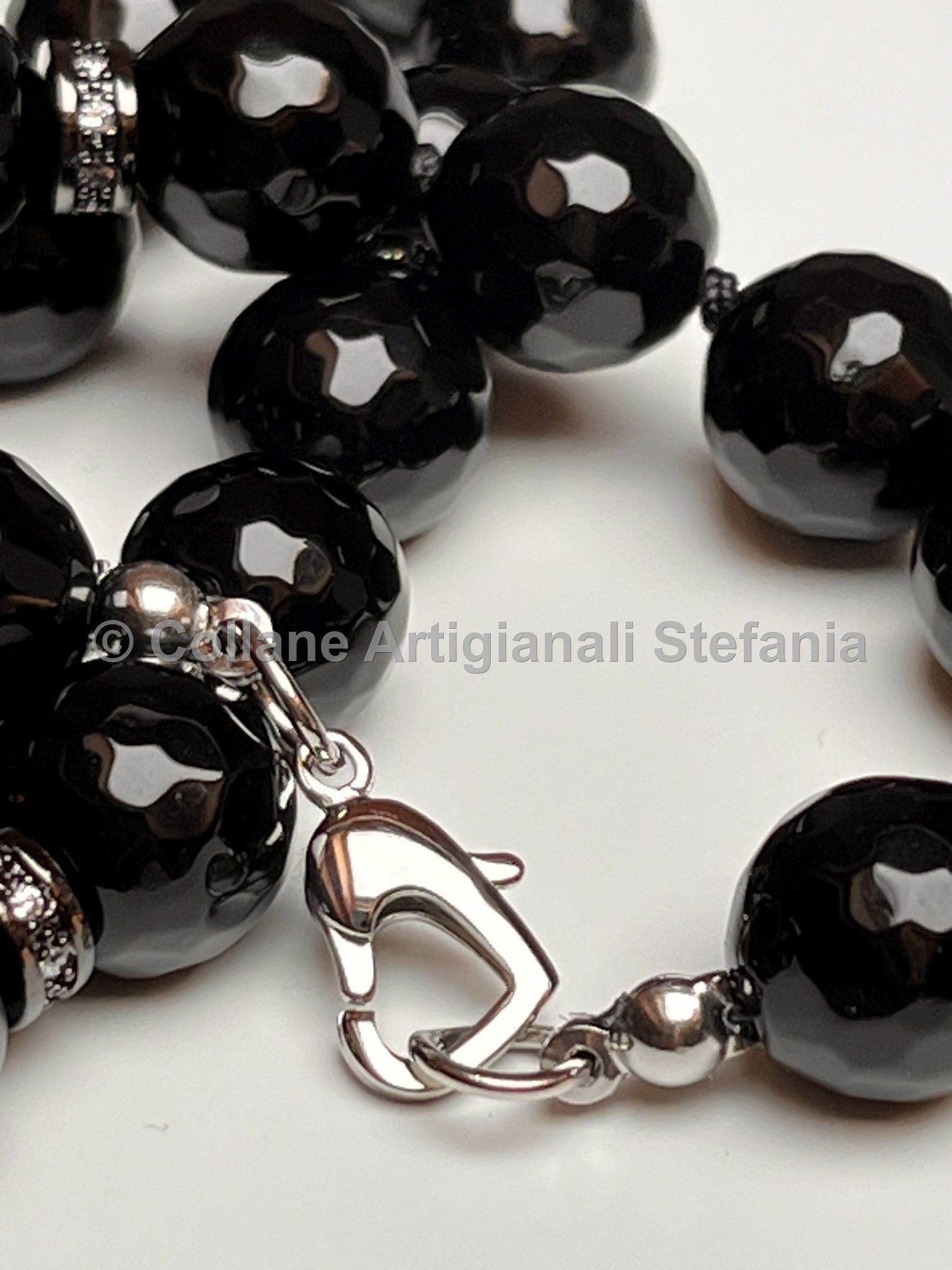 Collana con pietre dure di Onice nero di qualità.
