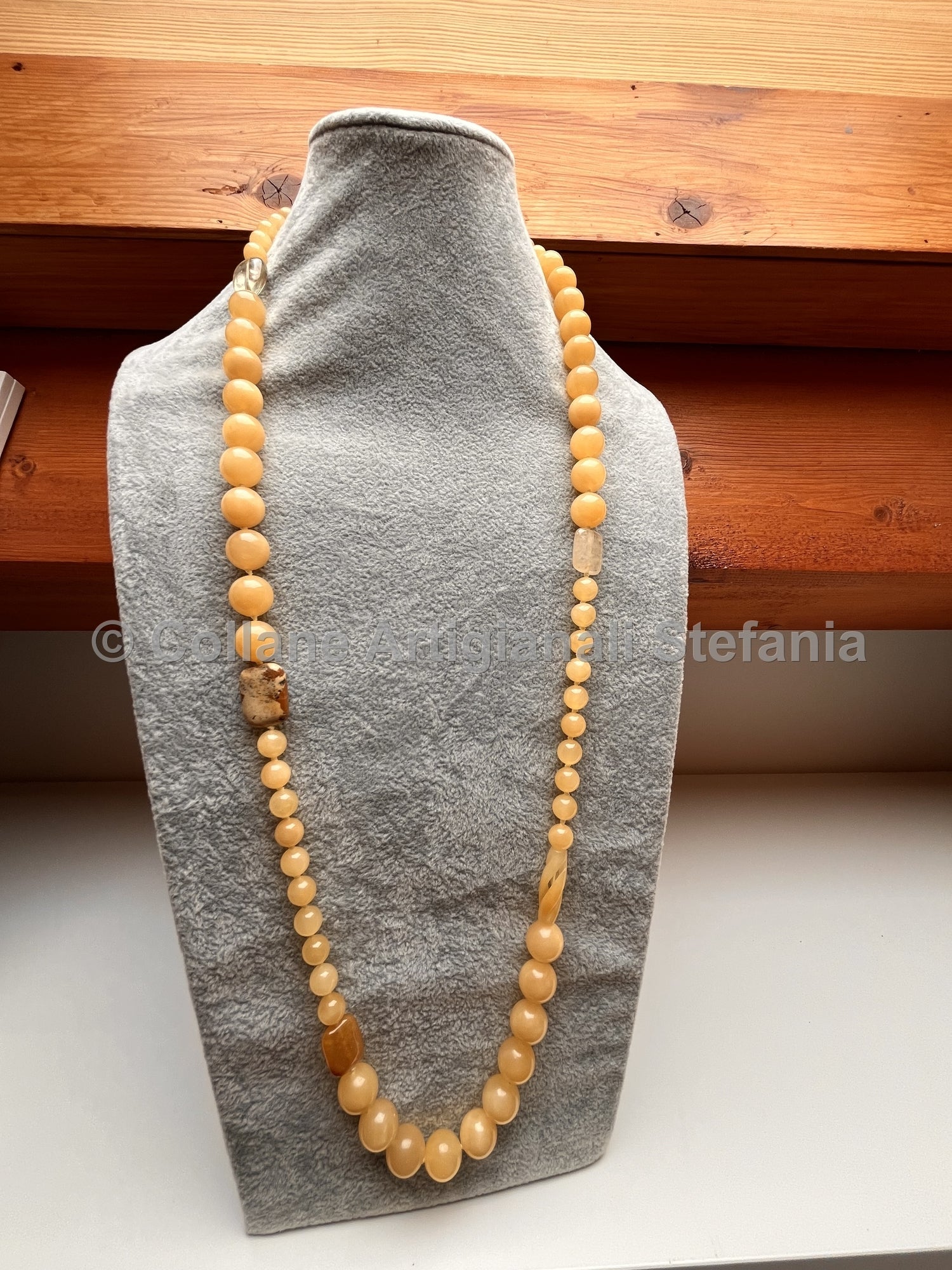 Collana con pietre dure di Giada giallo miele.