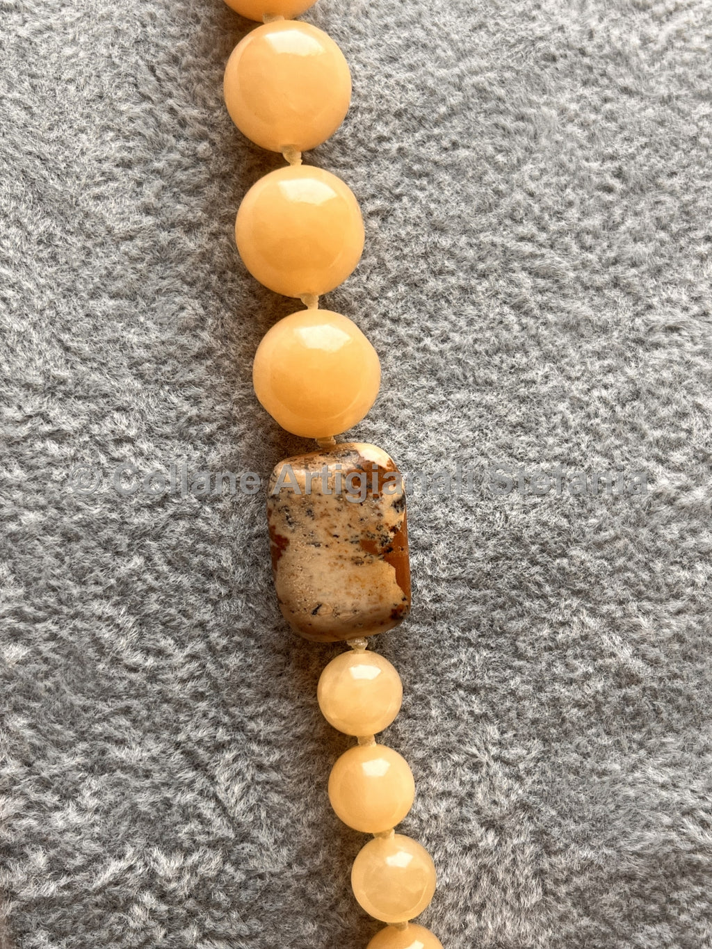 Collana con pietre dure di Giada giallo miele.