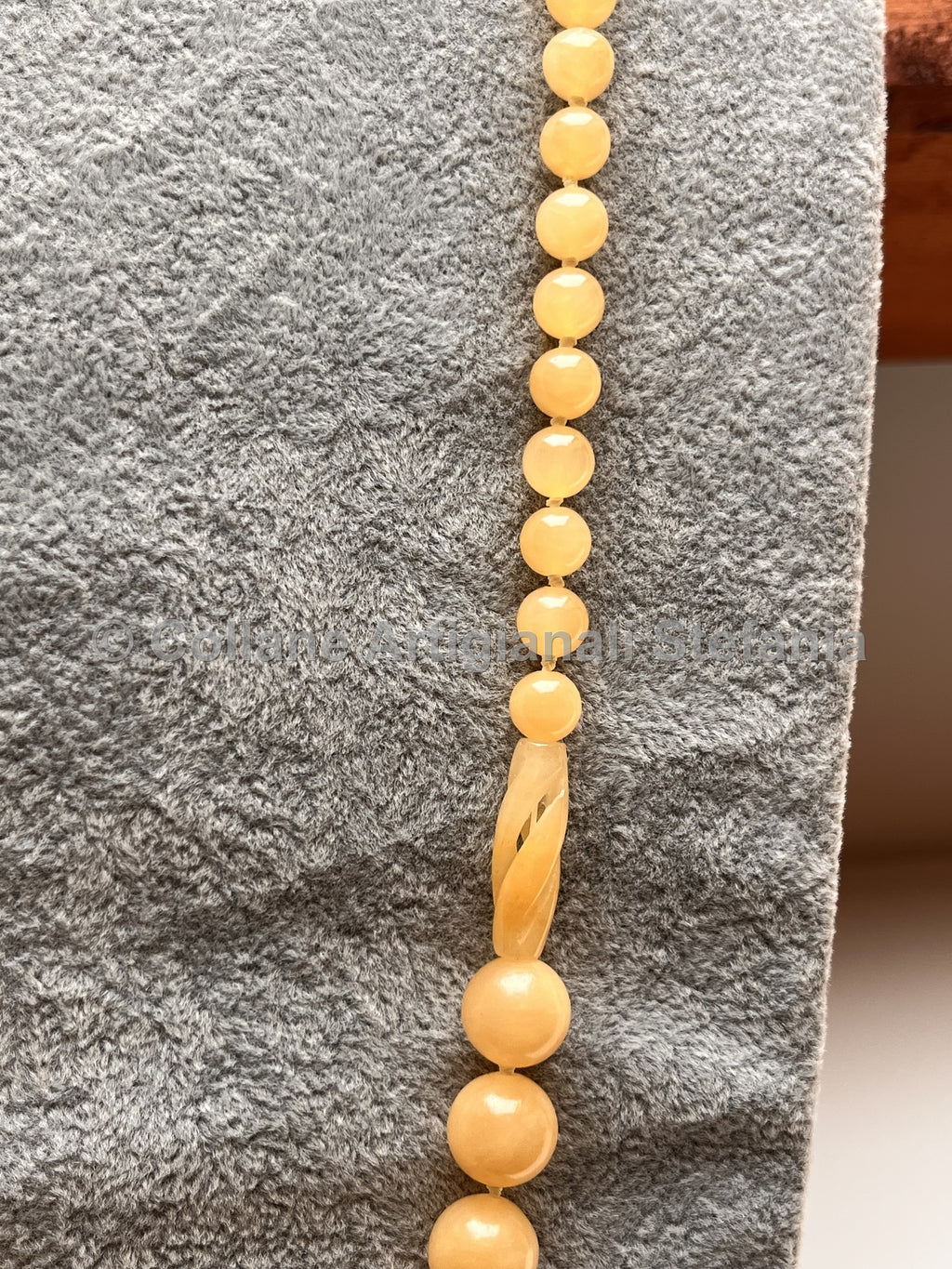 Collana con pietre dure di Giada giallo miele.
