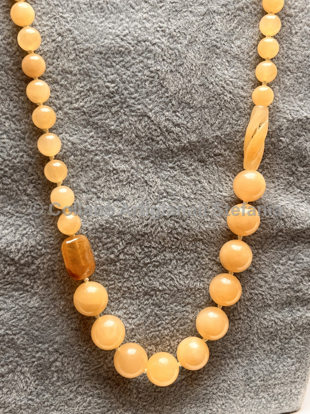 Collana con pietre dure di Giada giallo miele.