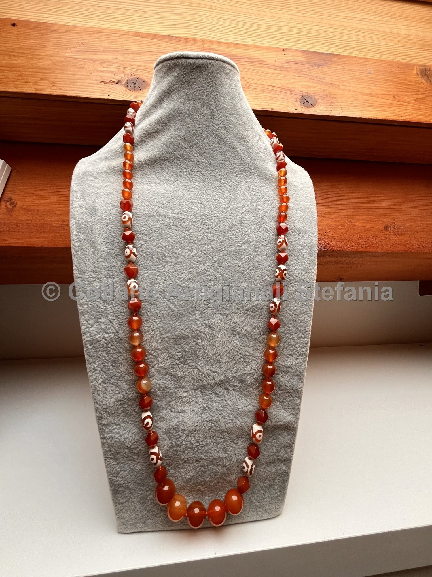 Collana con pietre dure di Agata rossa e Tibetana.