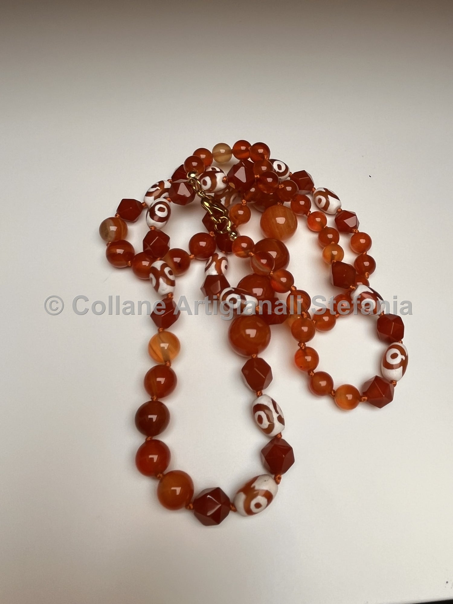Collana con pietre dure di Agata rossa e Tibetana.