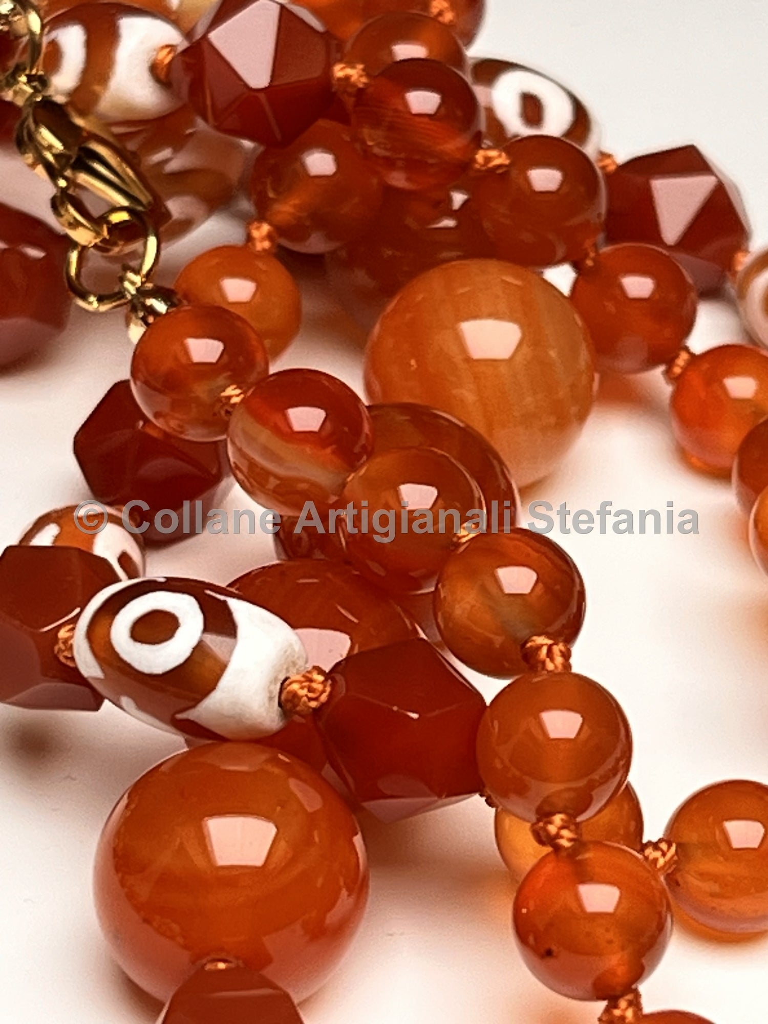 Collana con pietre dure di Agata rossa e Tibetana.