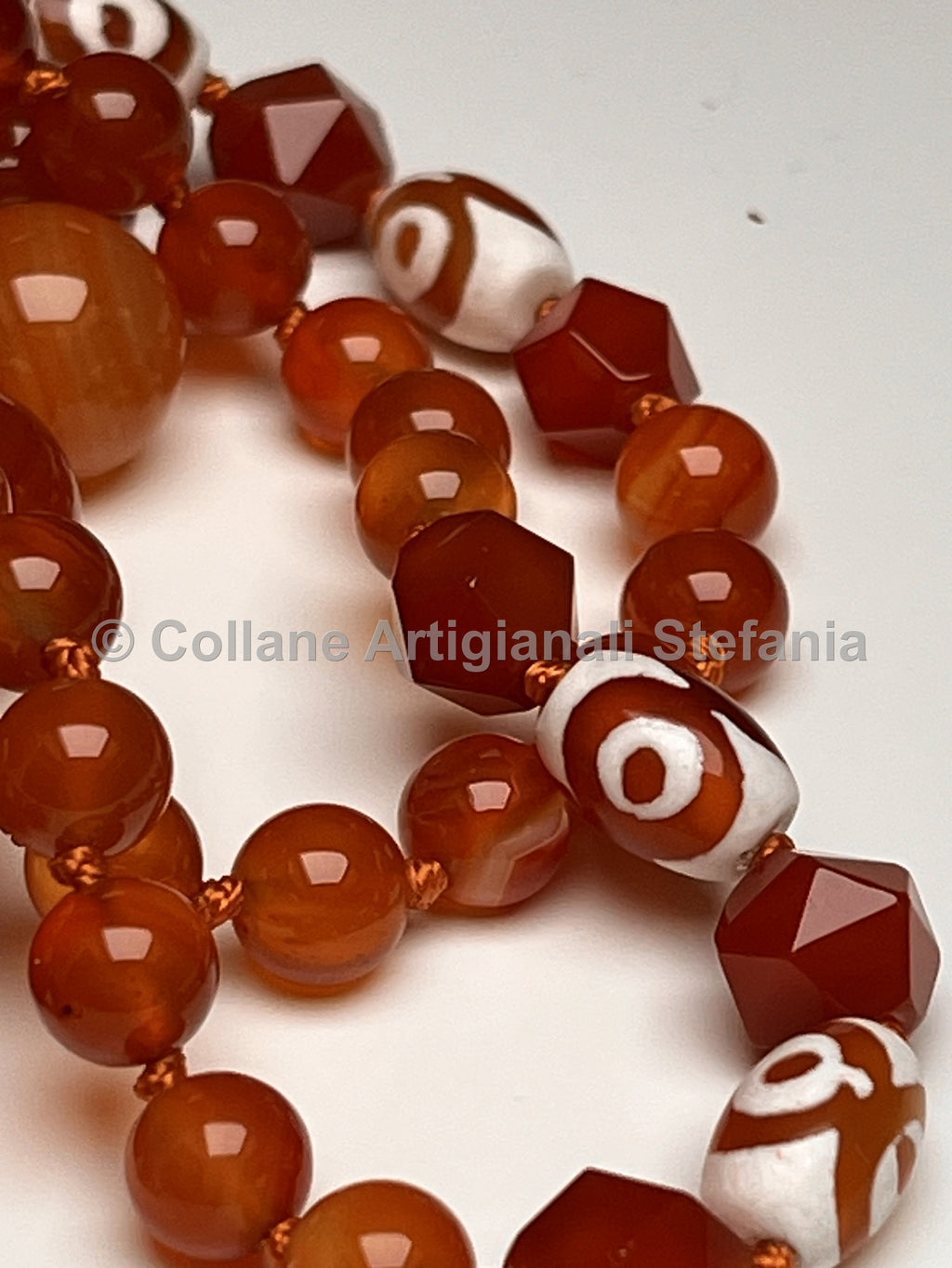 Collana con pietre dure di Agata rossa e Tibetana.
