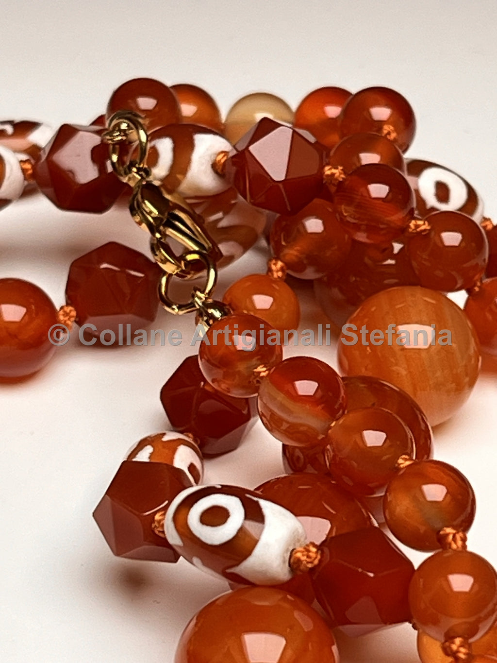 Collana con pietre dure di Agata rossa e Tibetana.