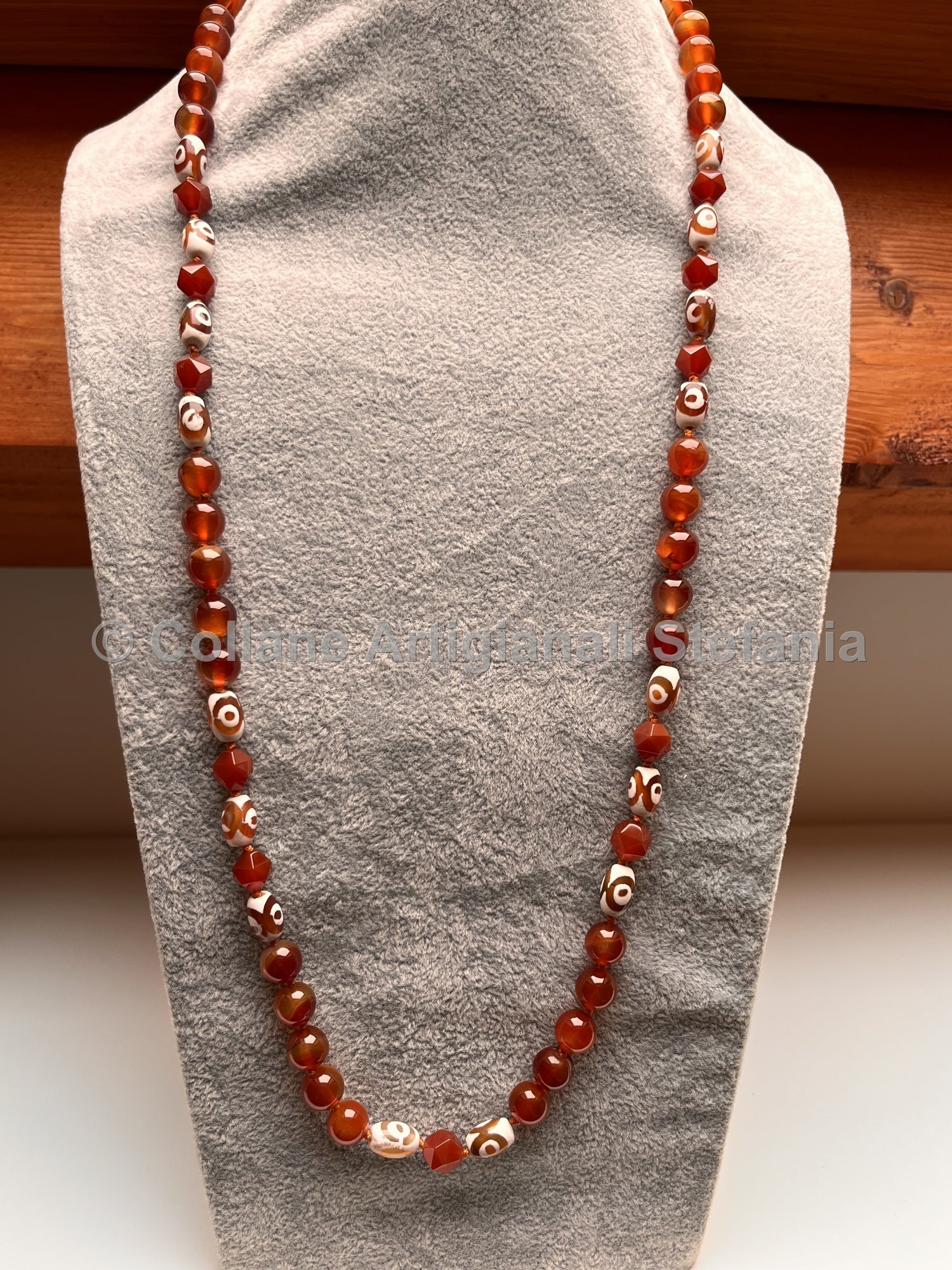 Collana con pietre dure di Agata rossa e Tibetana.