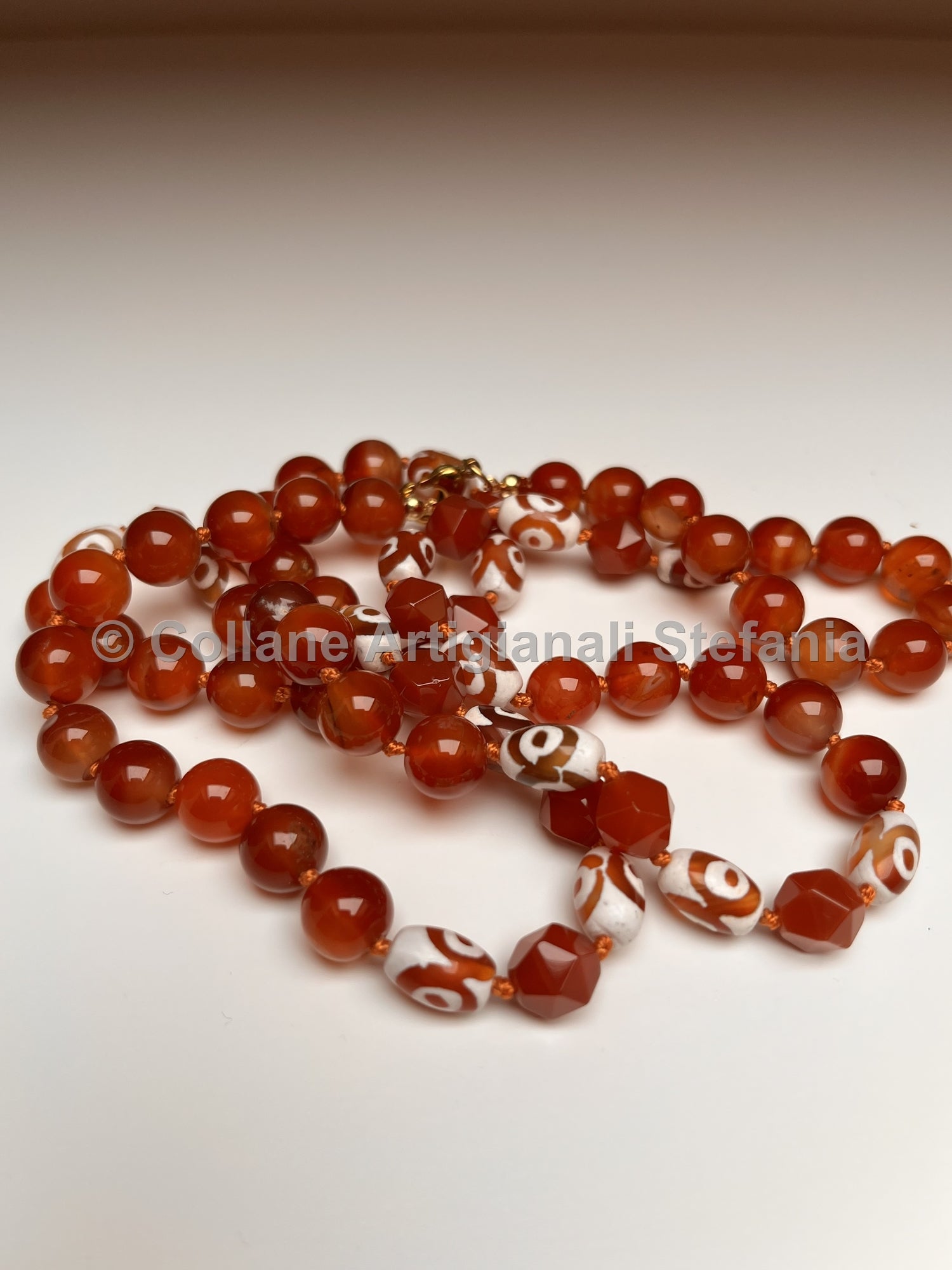 Collana con pietre dure di Agata rossa e Tibetana.