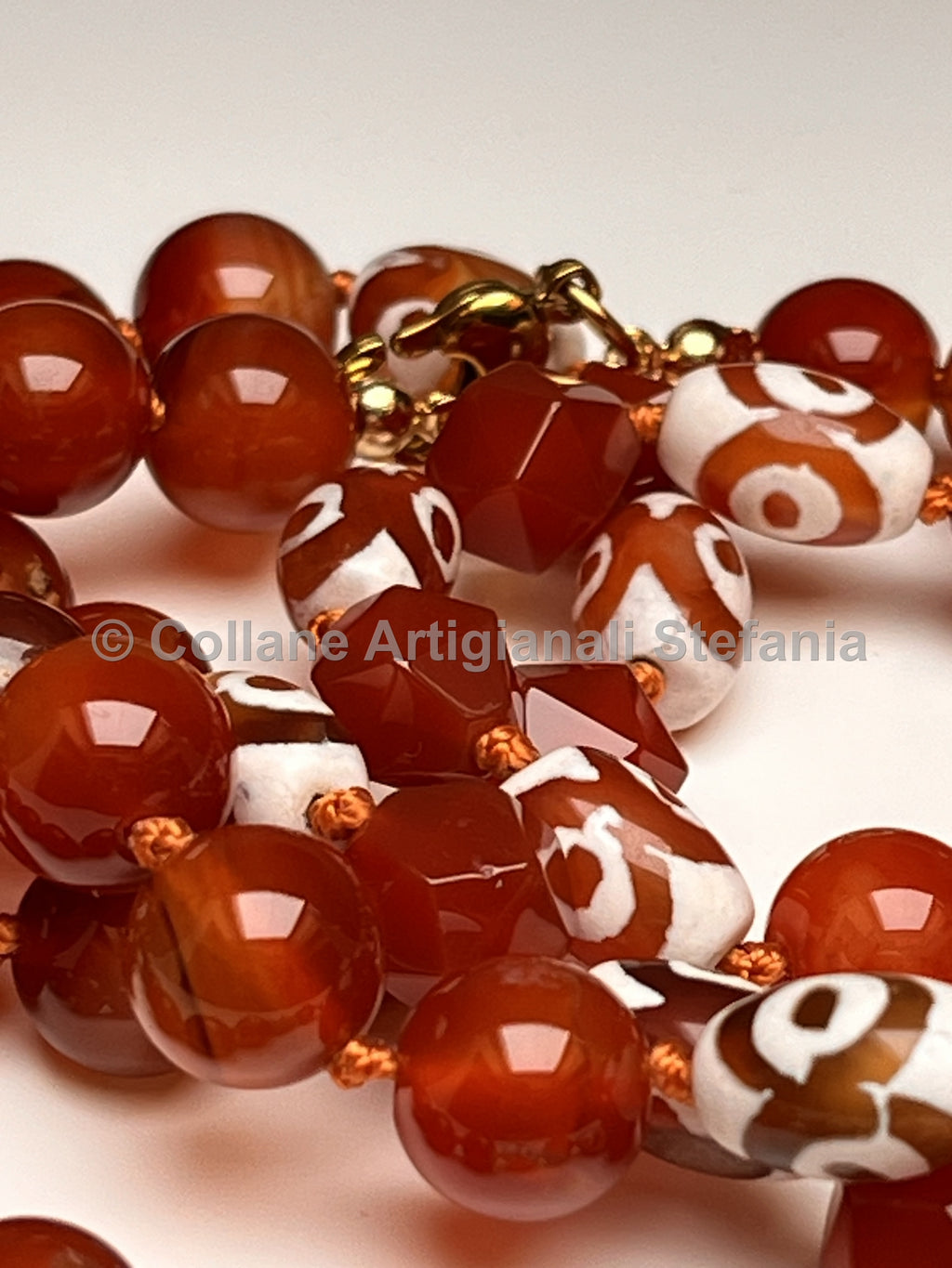 Collana con pietre dure di Agata rossa e Tibetana.
