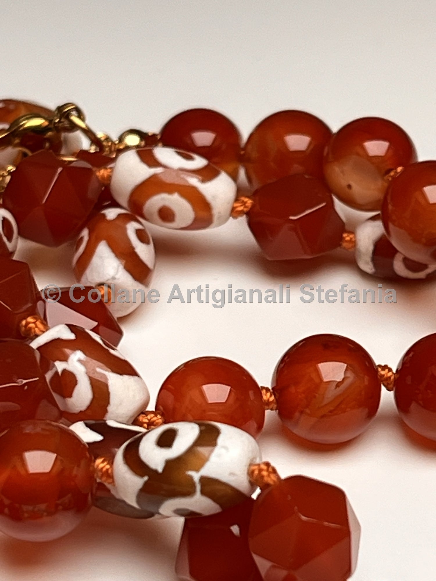 Collana con pietre dure di Agata rossa e Tibetana.