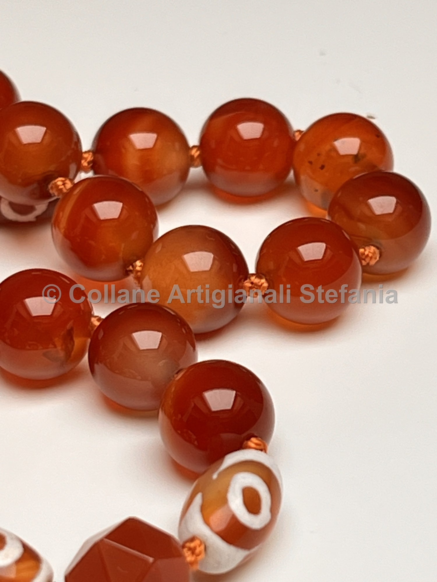 Collana con pietre dure di Agata rossa e Tibetana.