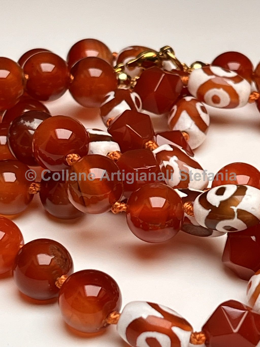 Collana con pietre dure di Agata rossa e Tibetana.