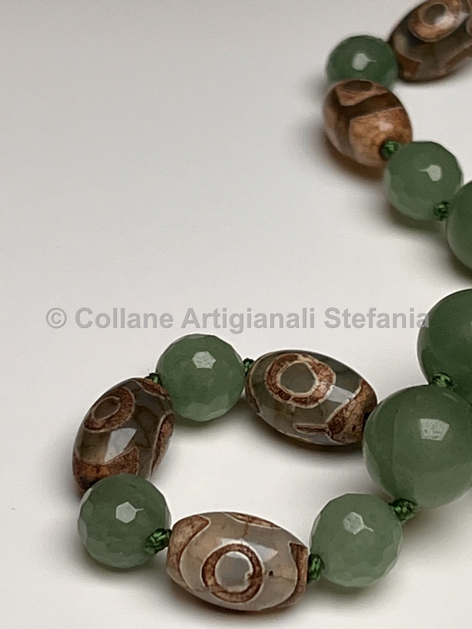 Collana con pietre dure di Giada verde e Agata Tibetana