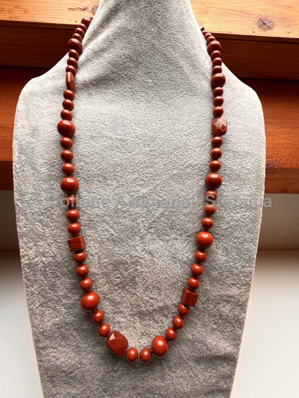 Collana con pietre dure di Diaspro rosso di alta qualità.