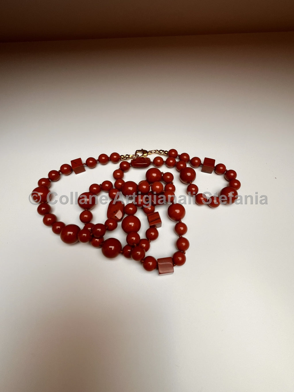 Collana con pietre dure di Diaspro rosso di alta qualità.