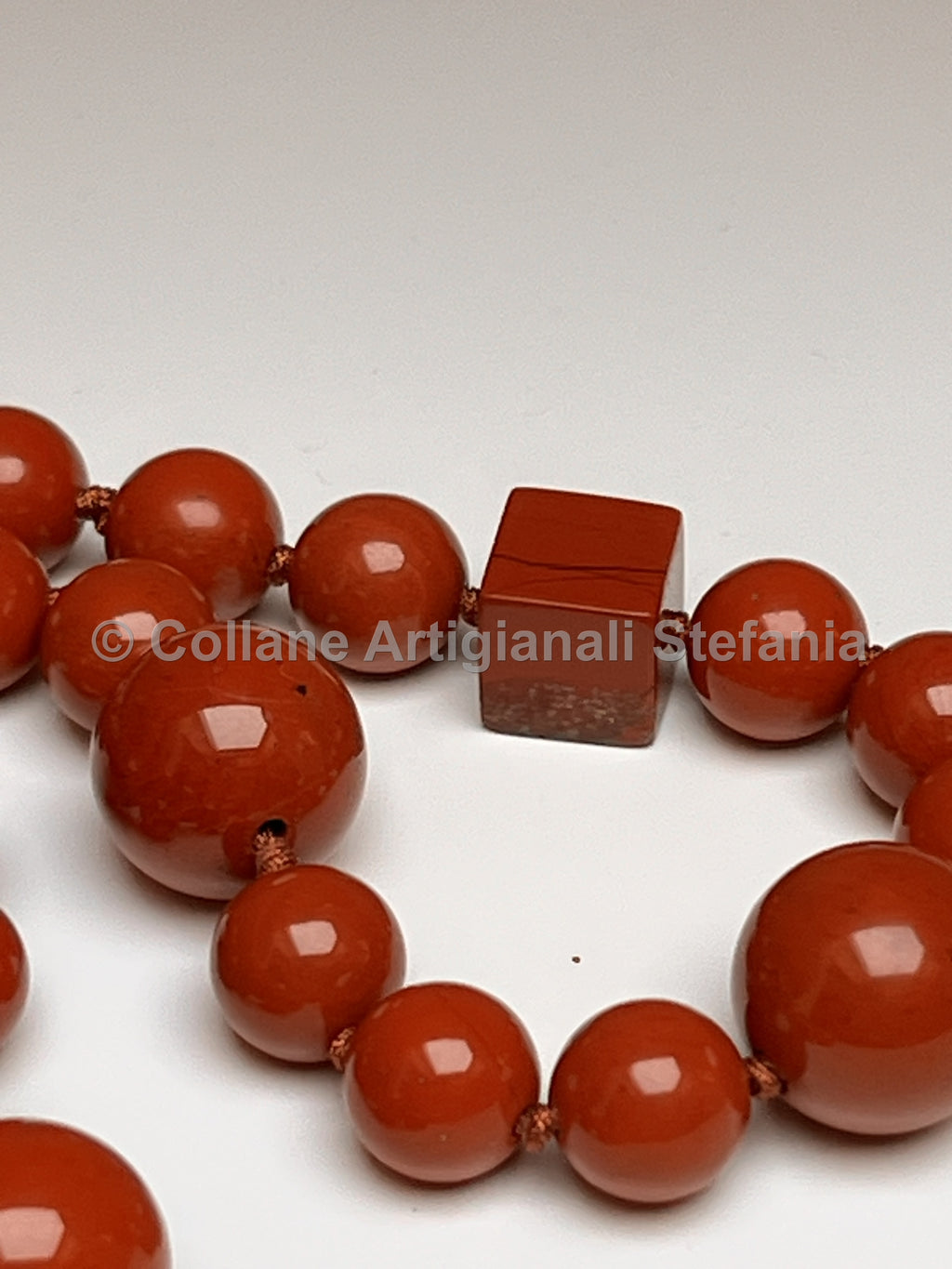 Collana con pietre dure di Diaspro rosso di alta qualità.