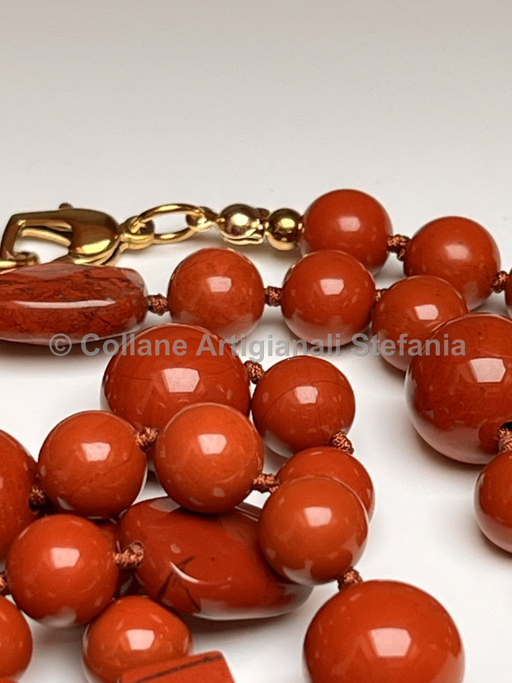 Collana con pietre dure di Diaspro rosso di alta qualità.