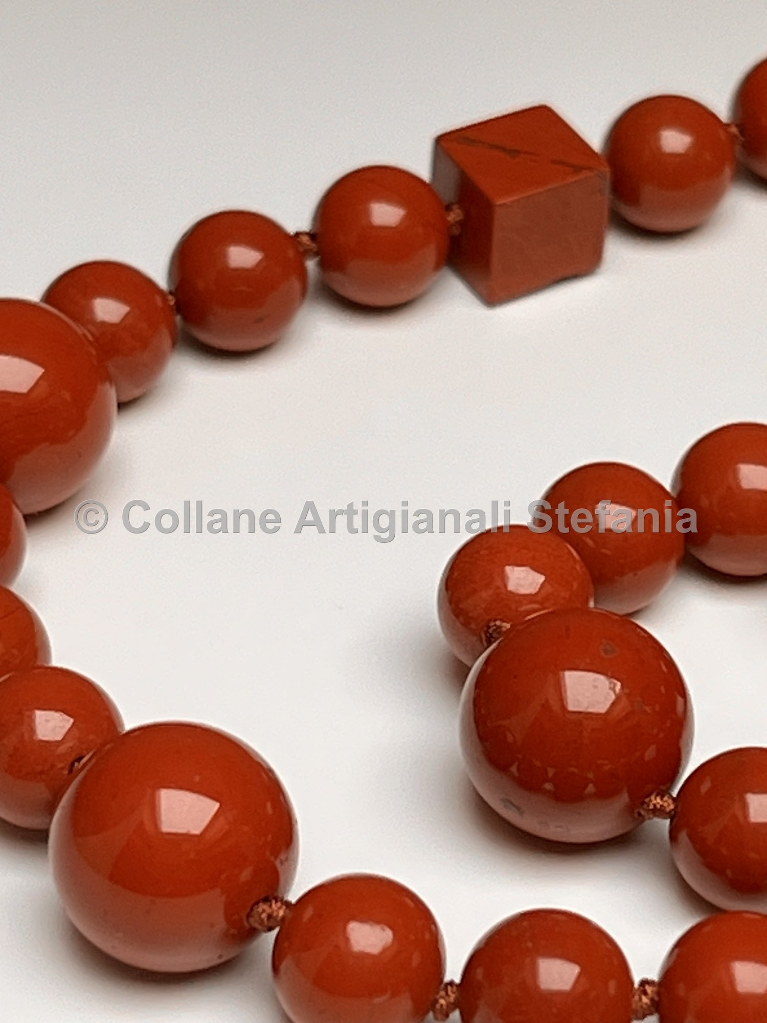 Collana con pietre dure di Diaspro rosso di alta qualità.