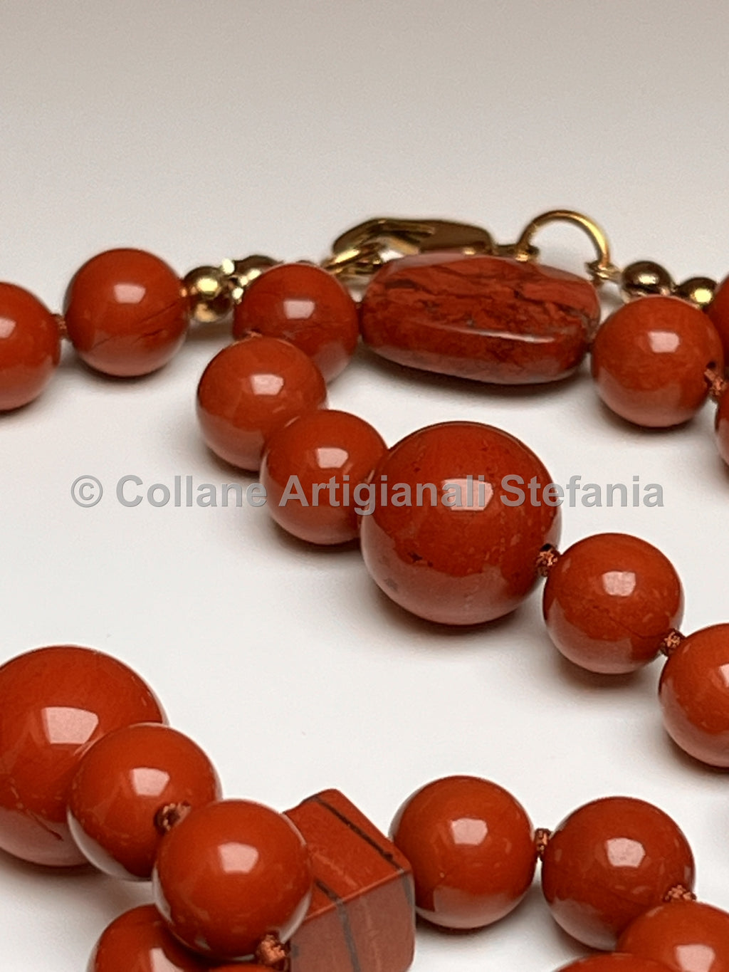 Collana con pietre dure di Diaspro rosso di alta qualità.