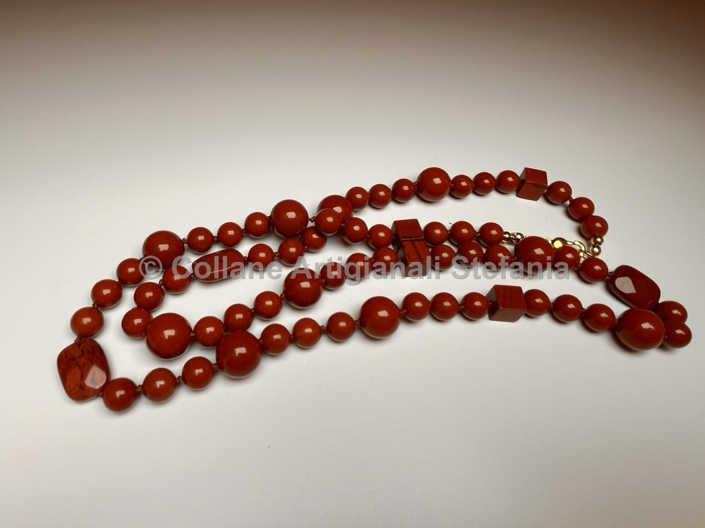 Collana con pietre dure di Diaspro rosso di alta qualità.