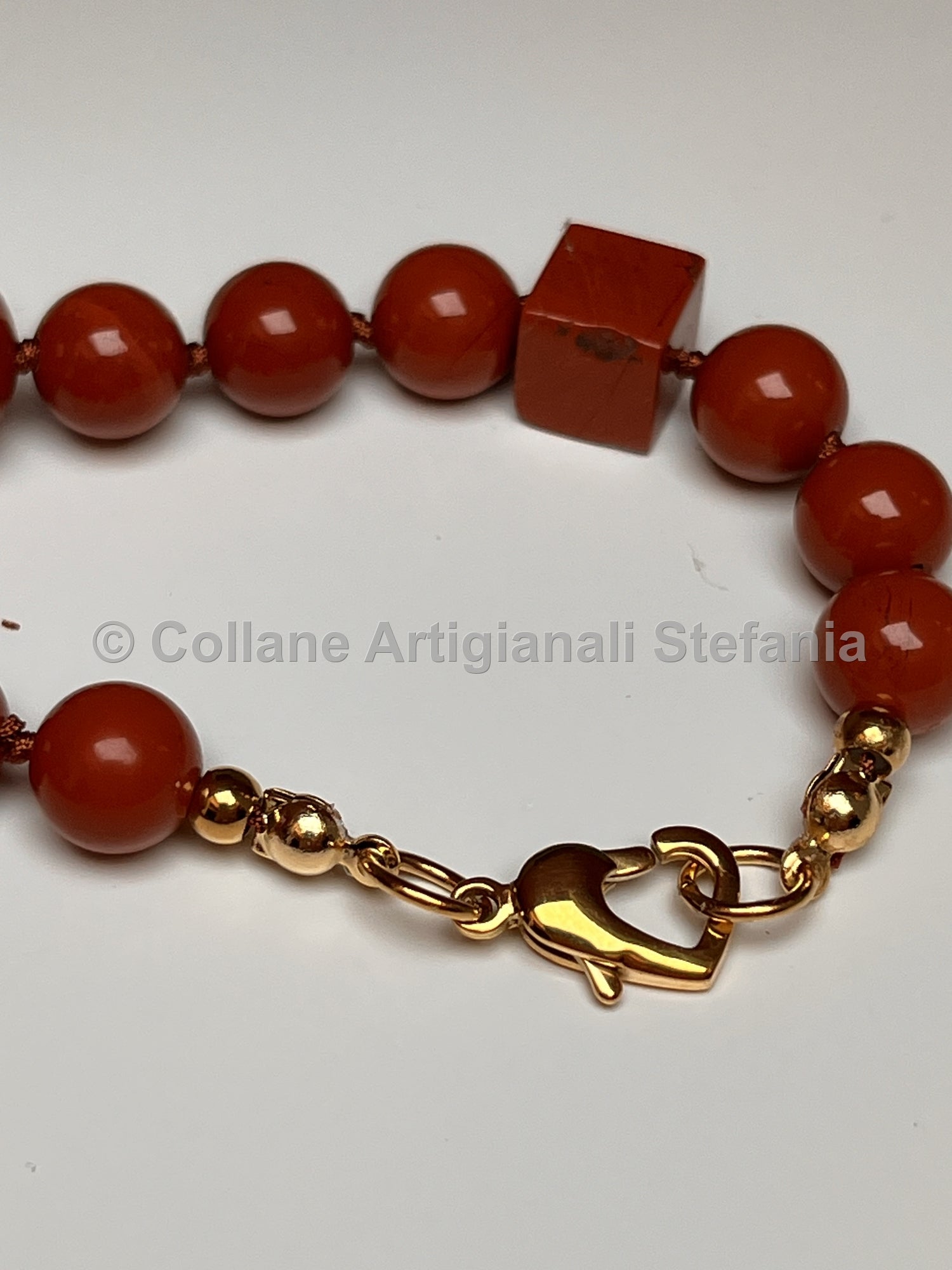 Collana con pietre dure di Diaspro rosso di alta qualità.