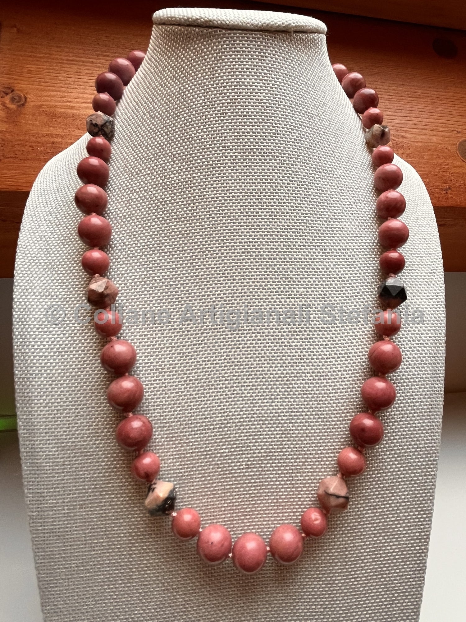 Collana e orecchini con pietre dure di Rodonite di qualità.