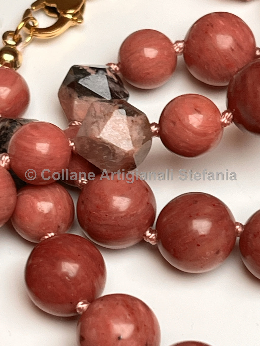 Collana e orecchini con pietre dure di Rodonite di qualità.