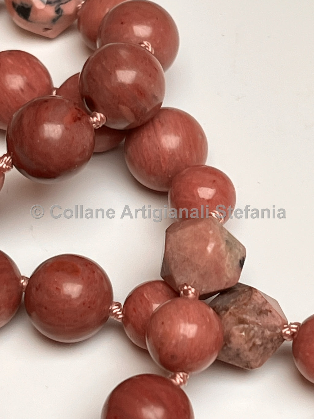 Collana e orecchini con pietre dure di Rodonite di qualità.