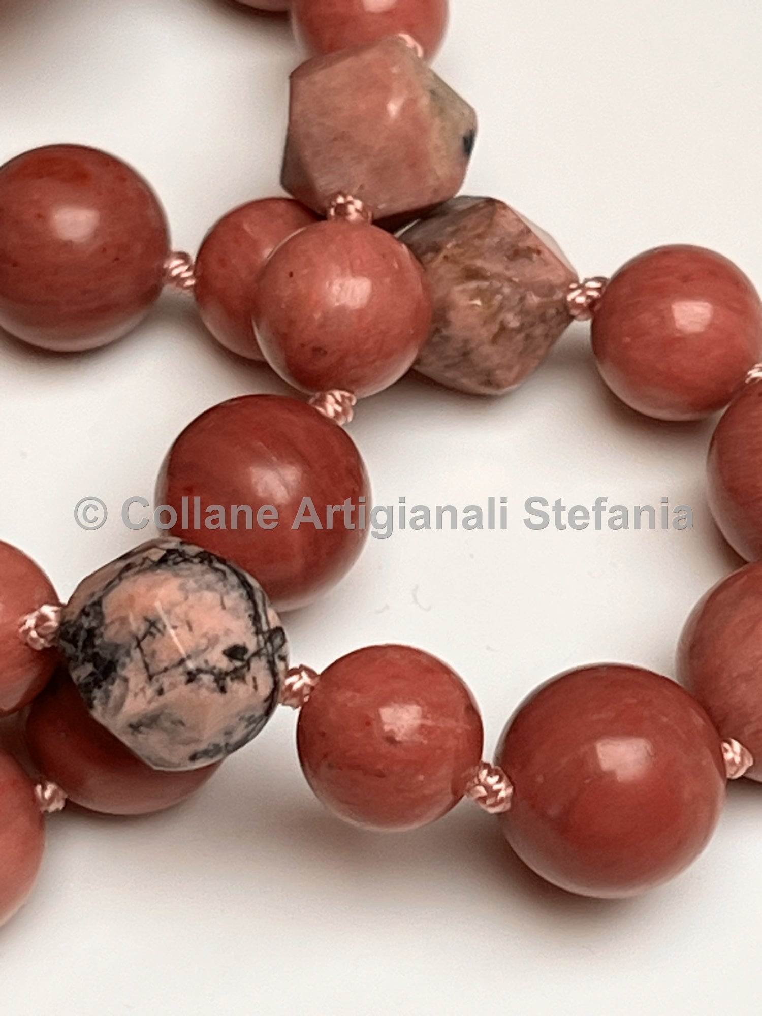 Collana e orecchini con pietre dure di Rodonite di qualità.
